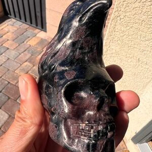 Garnet and astrophyllite skull and raven carving
